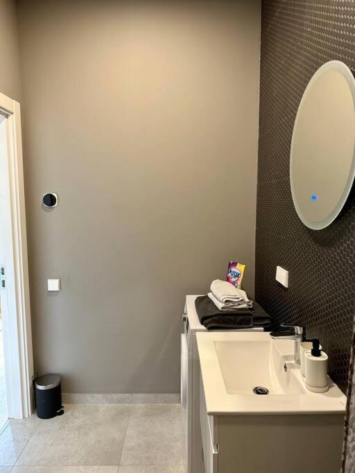Modern Central Apartment Riga Retreat Bagian luar foto